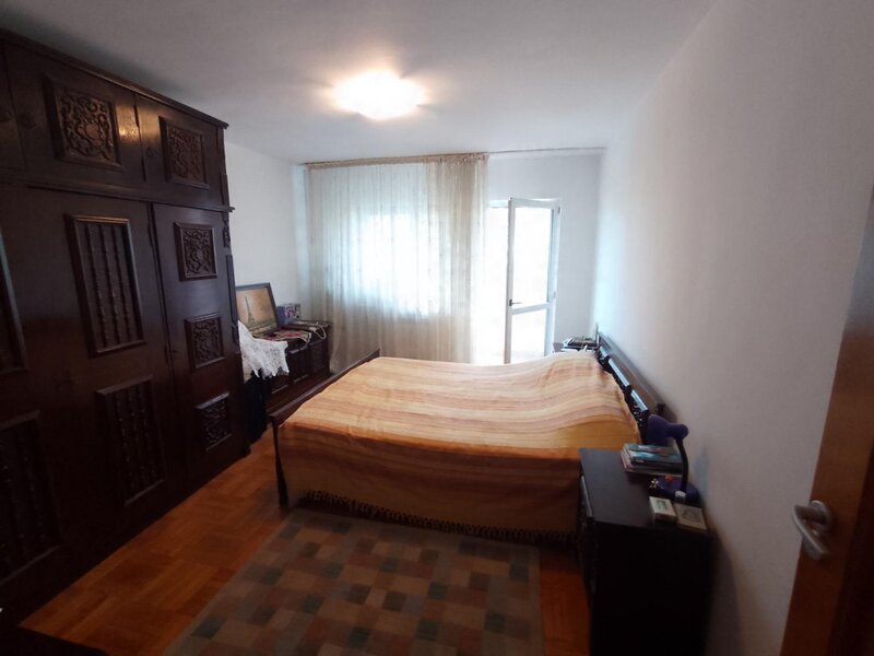 Unirii, apartament 3 camere, an 2000, etaj 1 din 7,