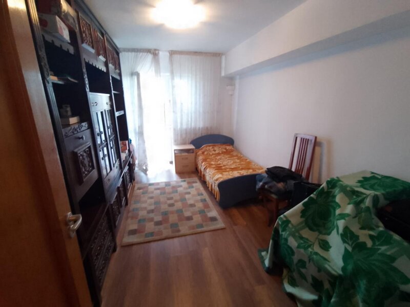 Unirii, apartament 3 camere, an 2000, etaj 1 din 7,